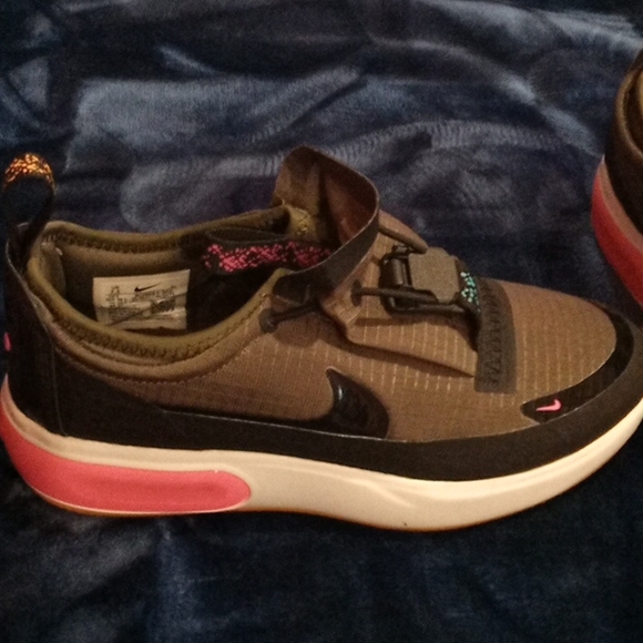 Nike Air MaxTennis Shoes - Picture 2 of 5